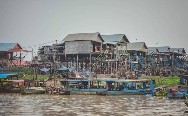 贫穷|柬埔寨最贫穷的一群人，房子盖在半空中，成为一处独特的风景