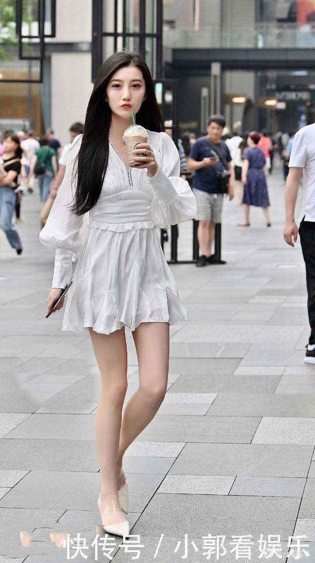 美人 黑白配色连体裤搭配尖头穆勒鞋,温婉柔顺,明艳端庄