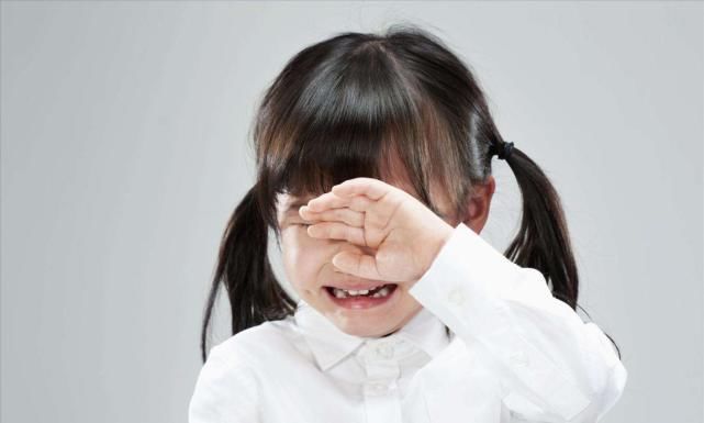 外面玩耍|爸爸给女儿梳头看见“小米粒”,急忙送医检查,医生还好来得早