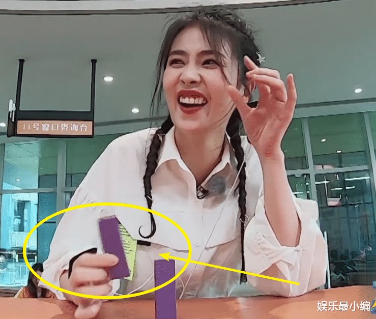 好笑吗?《奔跑吧》玩电击游戏,邓紫棋被电到手抽筋,口水都出来了