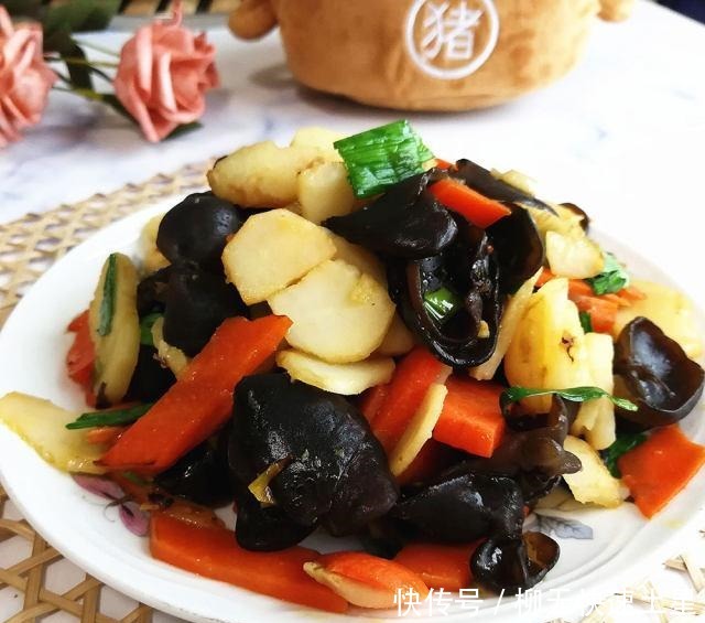  黑木耳|胡萝卜黑木耳炒荸荠，家常小炒