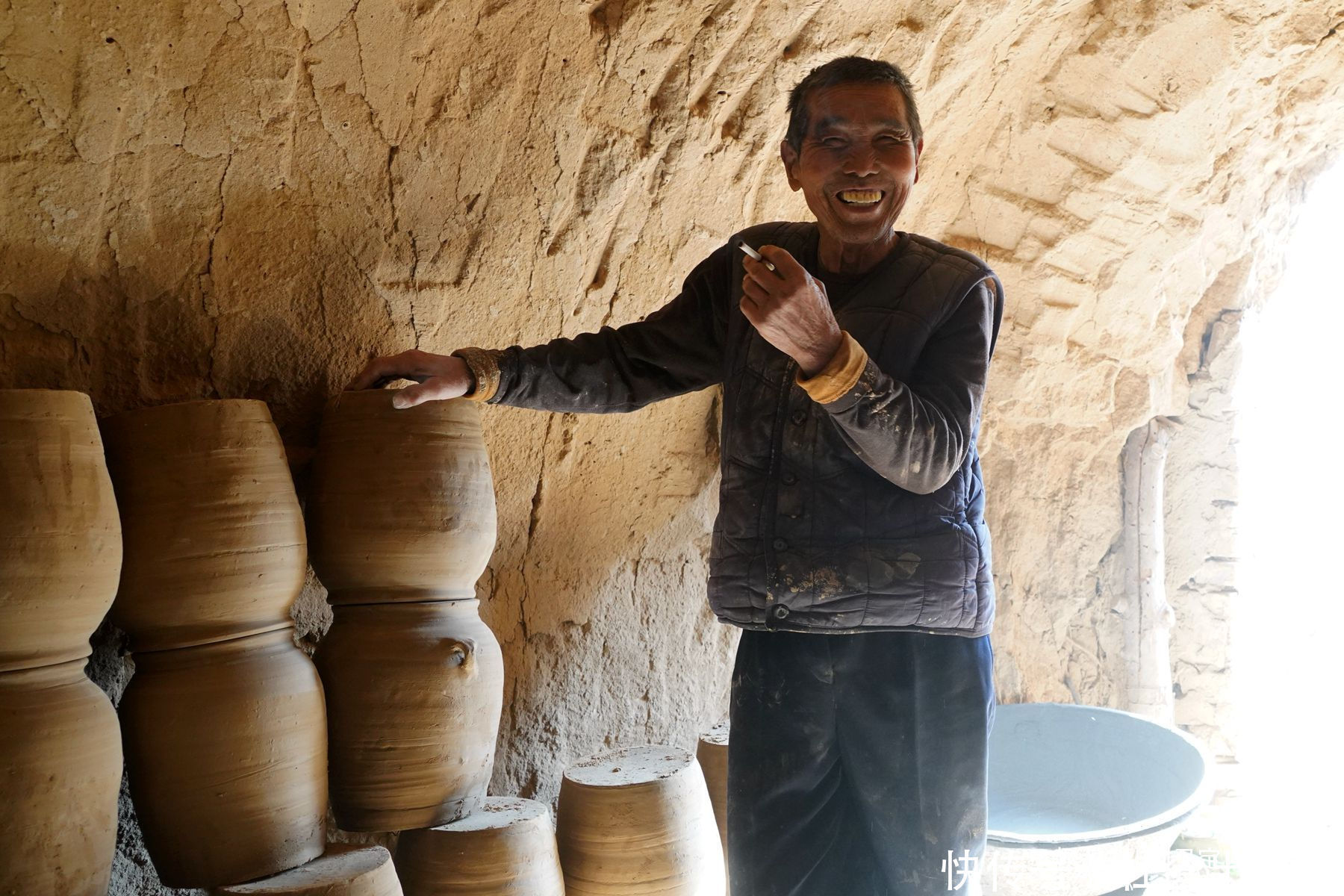 农村大爷有门怪生意,专为死人烧罐子,干了30年不让孩子学