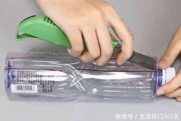 阴雨天衣服晾不干?把塑料瓶切两刀,插两个衣架,天天穿干净衣服