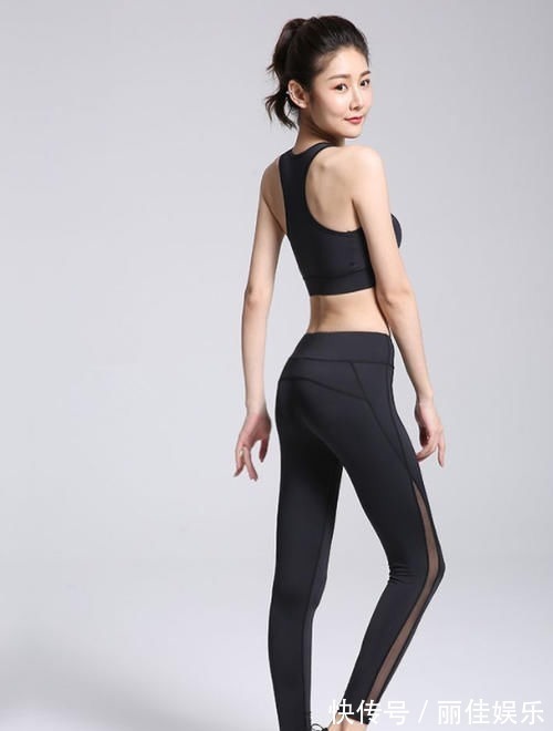 穿搭 美女穿搭:小姐姐爱穿紧身牛仔裤,凸显完美身材,释放优雅气质