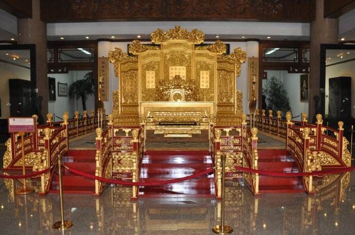 打造|龙椅真的是纯金打造的为啥慈禧,袁世凯都不敢往上坐