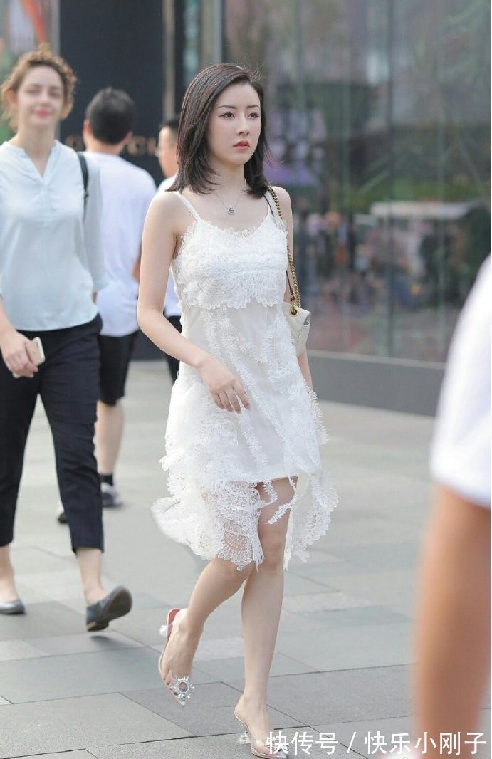 绣花 白色的蕾丝绣花连衣裙,不仅美的精致更是优雅美丽,舒适又清新