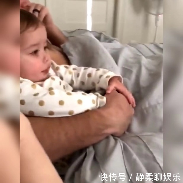 亲子关系|“把你手拿开,爸爸的手只能我牵”,小情人的举动让妈妈哭笑不得