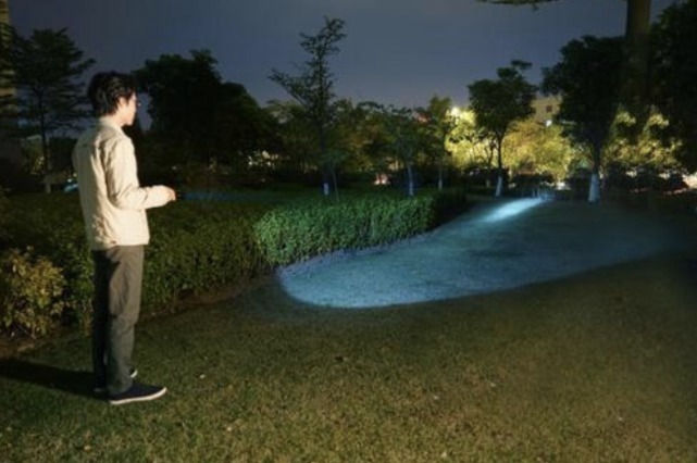 宇航员 手电筒对着天空照射一秒后关掉,光是消失了,还是会继续传播