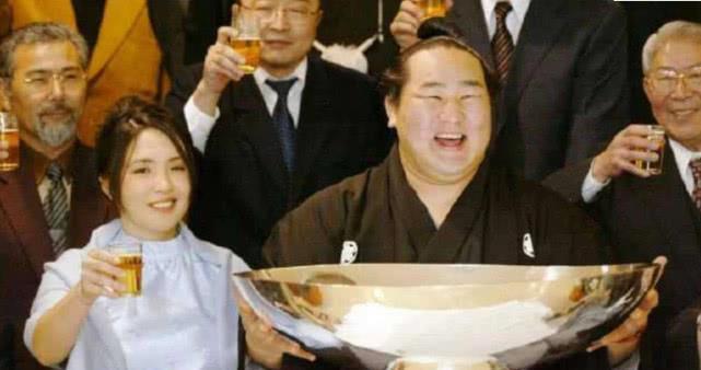 女人|日本相扑运动员生活有多滋润?一天吃30斤,日本女人还争着嫁!