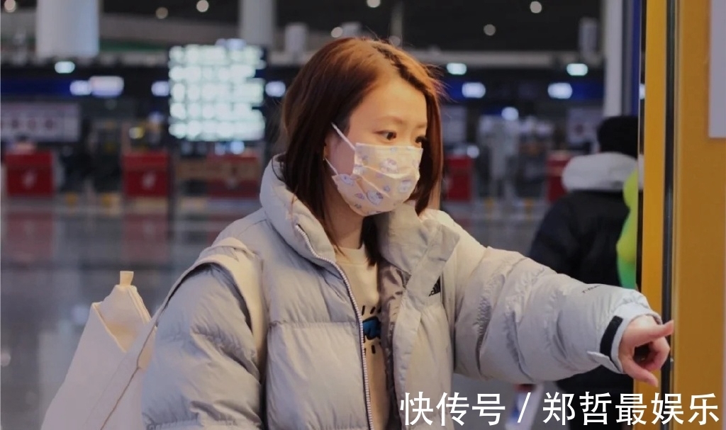 小姐姐|球技颜值并存!国羽现役第一美女独自现身机场,魅力无限明艳动人