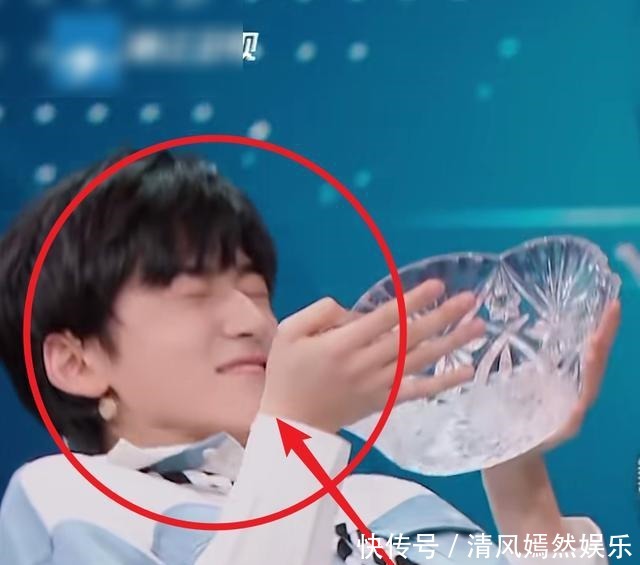 泼水 王牌6宋亚轩顶替泼水引不满,看清背后真相,华晨宇才是真的委屈