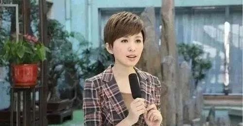 央视新闻#淡出央视的欧阳夏丹,却写得一手精妙的书法,才女品质,笔笔惊艳