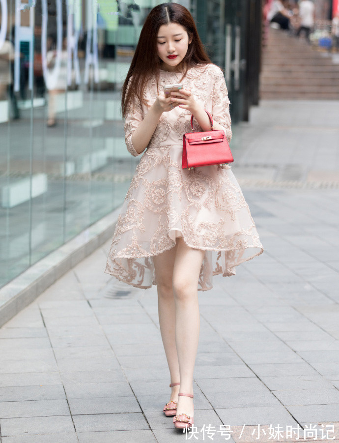 连衣裙|重庆街拍,深V吊带包臀连衣裙与一字凉拖的搭配,更显魅力十足