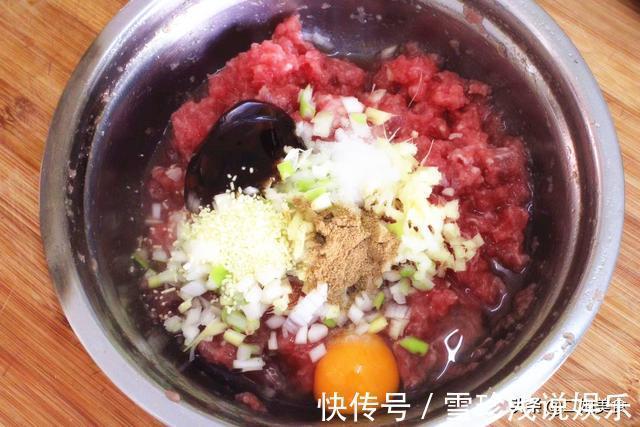 厨师|牛肉洋葱馅好吃的秘诀，教您老厨师的配方，鲜嫩多汁，真解馋
