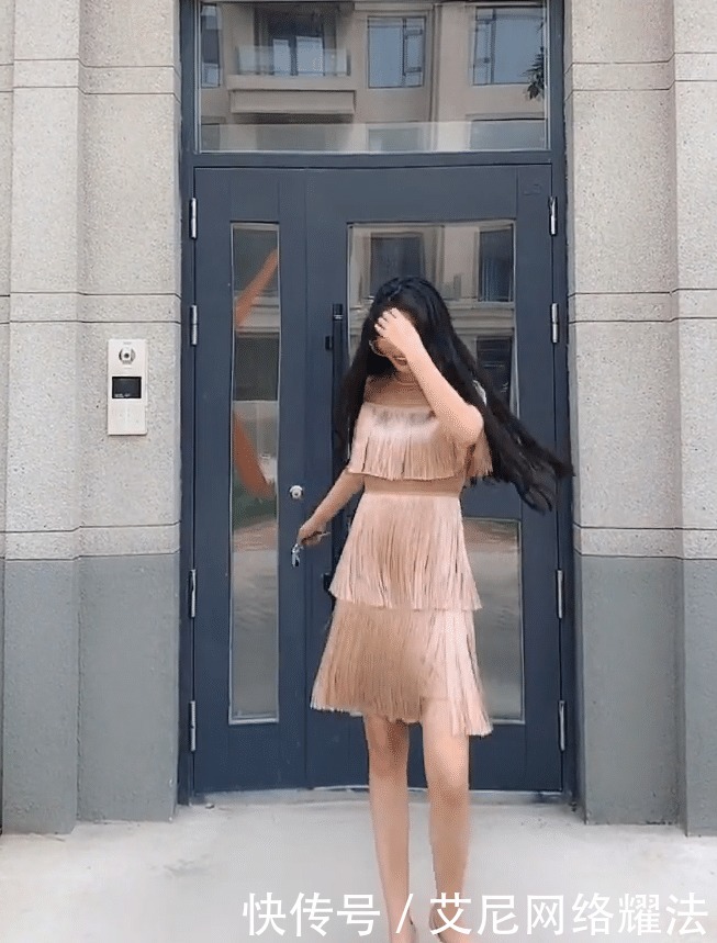 高挑美女,一袭流苏裙,真的很美!