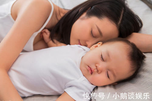 身体不适|宝妈宁愿自己辛苦哄两娃,也不让孩子和老人睡,这样的观念对吗?