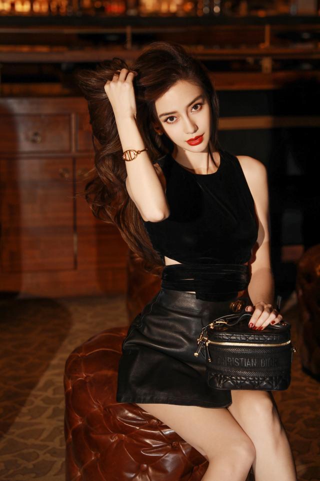 Angelababy真是“最美辣妈”,黑色暗花吊带配短裙酷炫霸气,真美