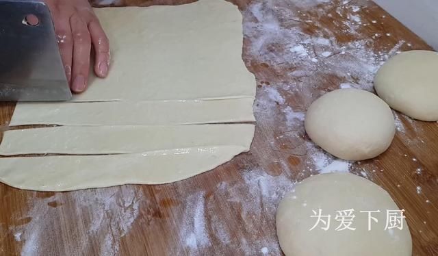 炸麻花，记住不要直接下锅炸，诀窍告诉你，麻花香酥焦脆，不油腻