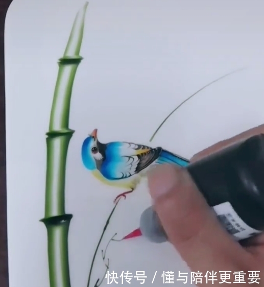 画师用果酱画竹子小鸟,独特手法震惊全场,网友:天使吻过的手