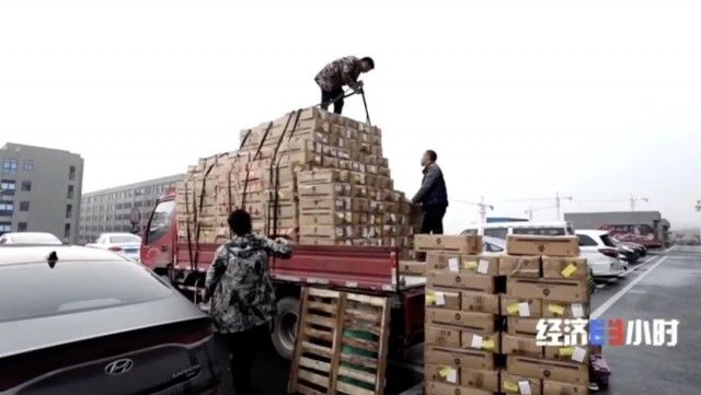 100元能买啥？2件衣服、4个包、1条裤子1双鞋...咋做到的？