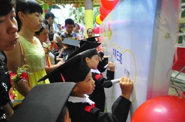 红毯|幼儿园毕业典礼成“炫富专场”家长们盛装走红毯,引网友调侃