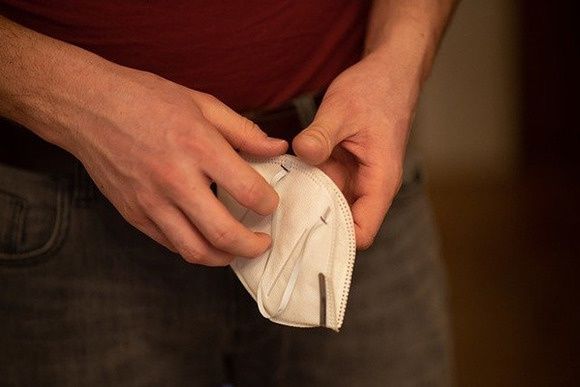 低风险|口罩表面残留致癌物，是真是假？戴之前要抖两下？权威回答来了