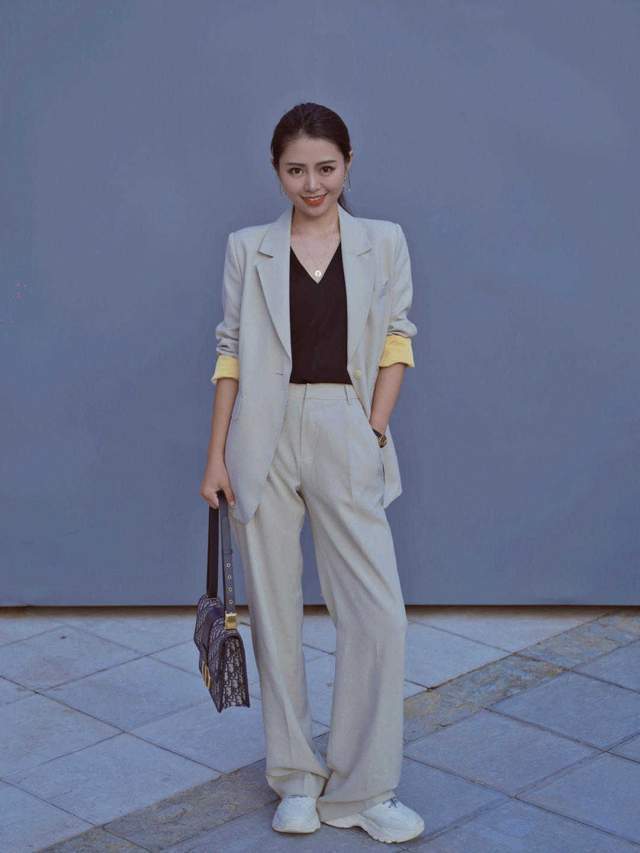 职场|小个子如何穿出“职场”范?一身灰色西服套装精致干练,显高显瘦