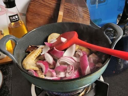 韩国游客在中国,这应该是穷人吃的吧中国网友这个不便宜