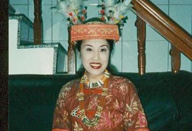 她是中国第一变性人,从小留长发穿裙子,