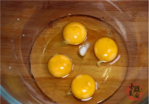  鸡蛋|鸡蛋别只会荷包蛋了，大厨教你这样做，往锅里一倒，个个鼓大泡！
