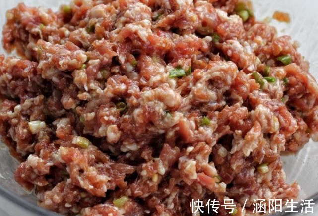 新年吃饺子，调馅时牢记放“2种油”，做的饺子鲜嫩多汁超香！