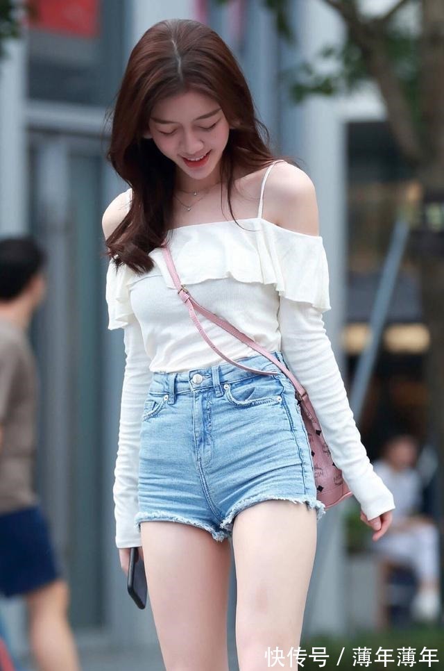 小清新 一字领上衣搭配牛仔短裤,穿拖鞋都不会影响你的美,妩媚又可爱!