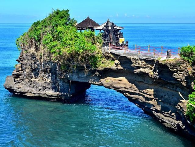 寺庙|巴厘岛“最神奇”寺庙，地处海中岩石上，涨潮成岛屿退潮变陆地