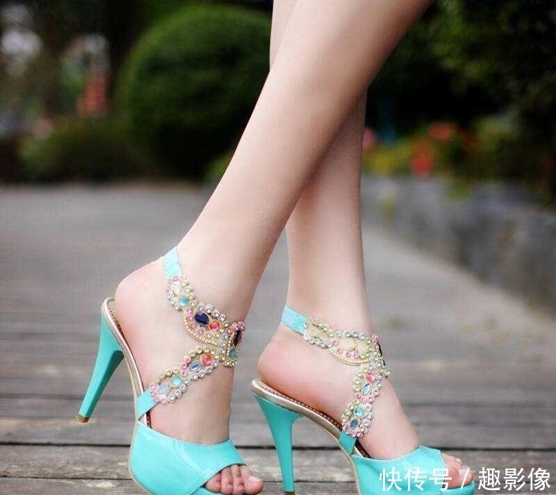 高跟凉鞋给你别致美感,让你美个不停