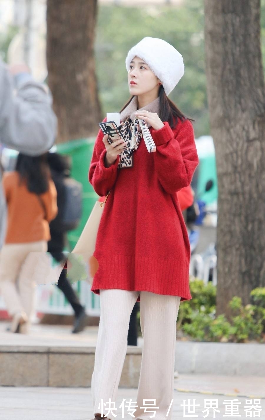 街拍:小姐姐休闲裤非常的光滑,给人一种十分高贵的感觉!