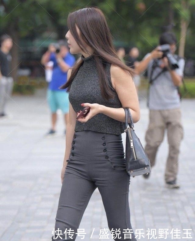 高领深色衬衫搭高腰裤,尤其是上衣无肩设计让穿搭更具女人味