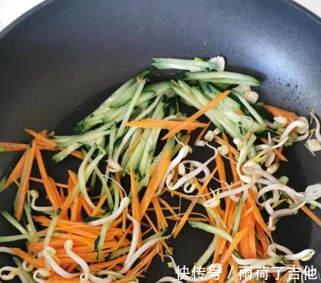 面条|面条别在水煮了,搭配蔬菜作为炒面,营养丰富,好吃到舔盘!