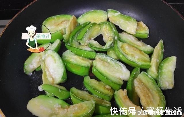 炒茄子时，直接下锅就错了，大厨教您一招，茄子香软，不油不发黑！