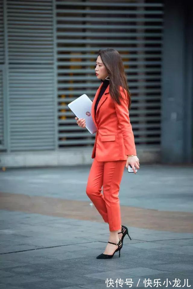 小姐姐 长袖的连衣裙,小小的V领修饰她脸型,也带着一种时尚姿态