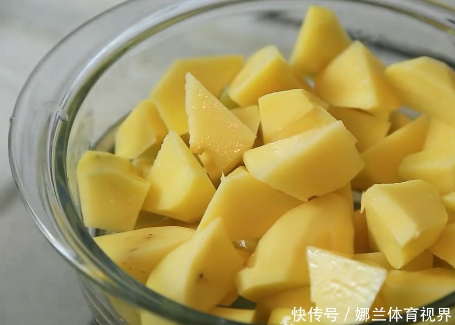 美味|2个大土豆简单一做,香辣美味,外酥里嫩,一口一块停不下来