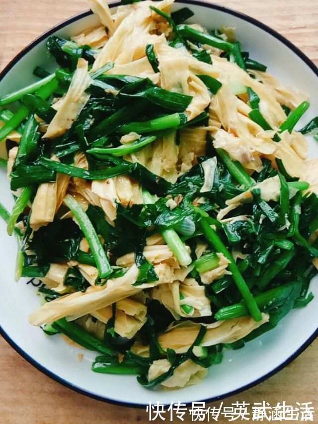 枝条|韭菜别再炒鸡蛋了，和“它”搭配，孩子常吃补营养，还护肤明目