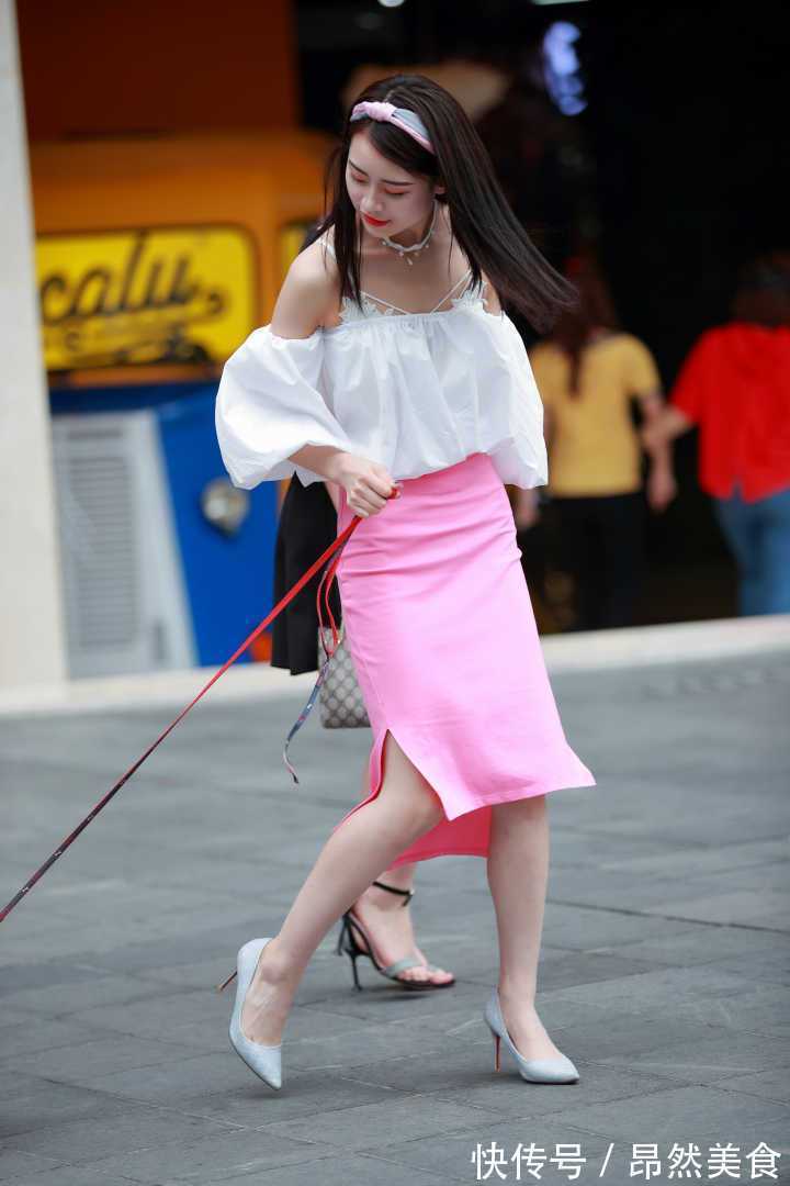 迷人|黑色的小背心,搭配上牛仔裤,显得非常漂亮迷人