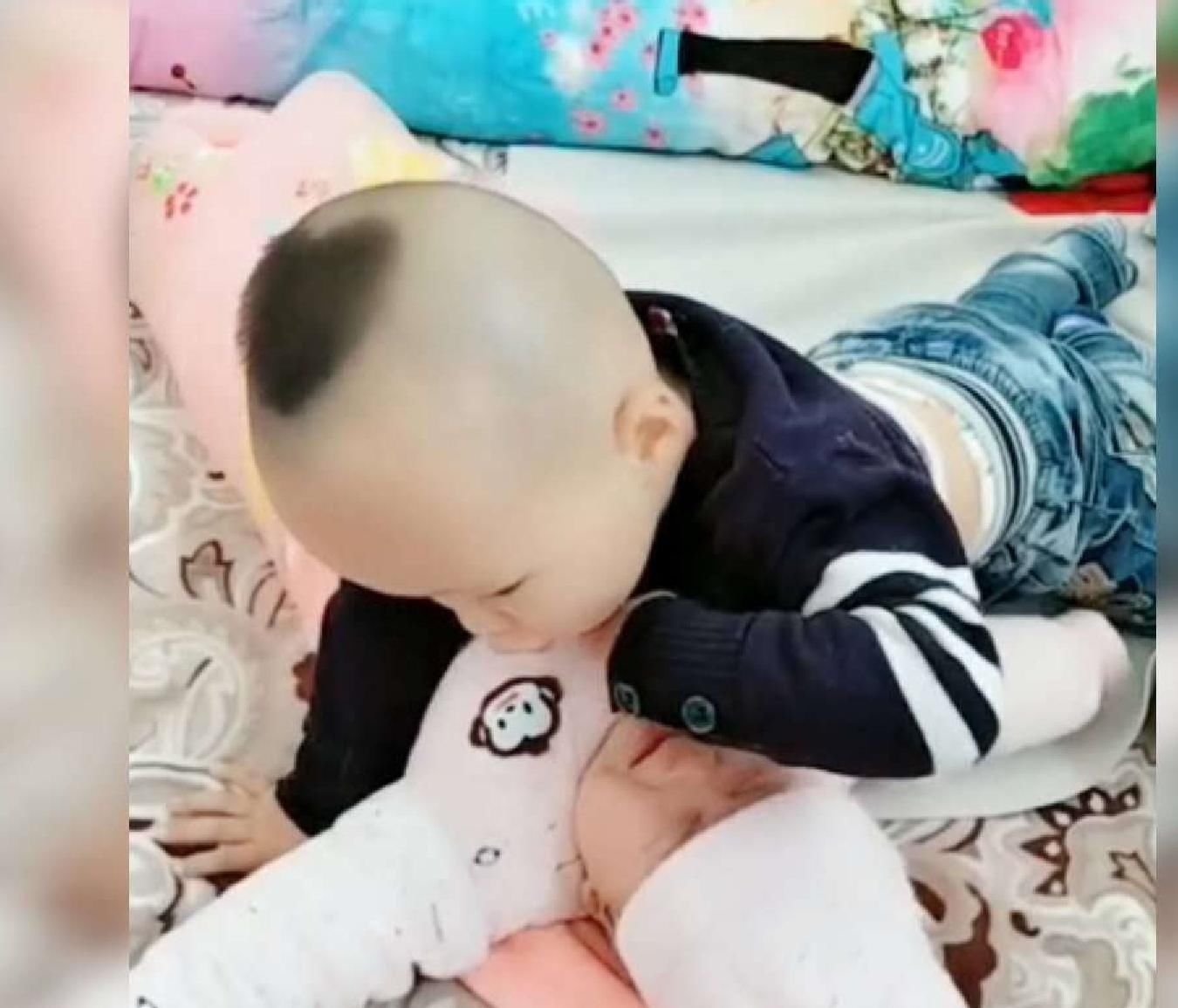 儿子|妈妈去上厕所让儿子看妹妹,出来看见哥哥,简直是笑喷了