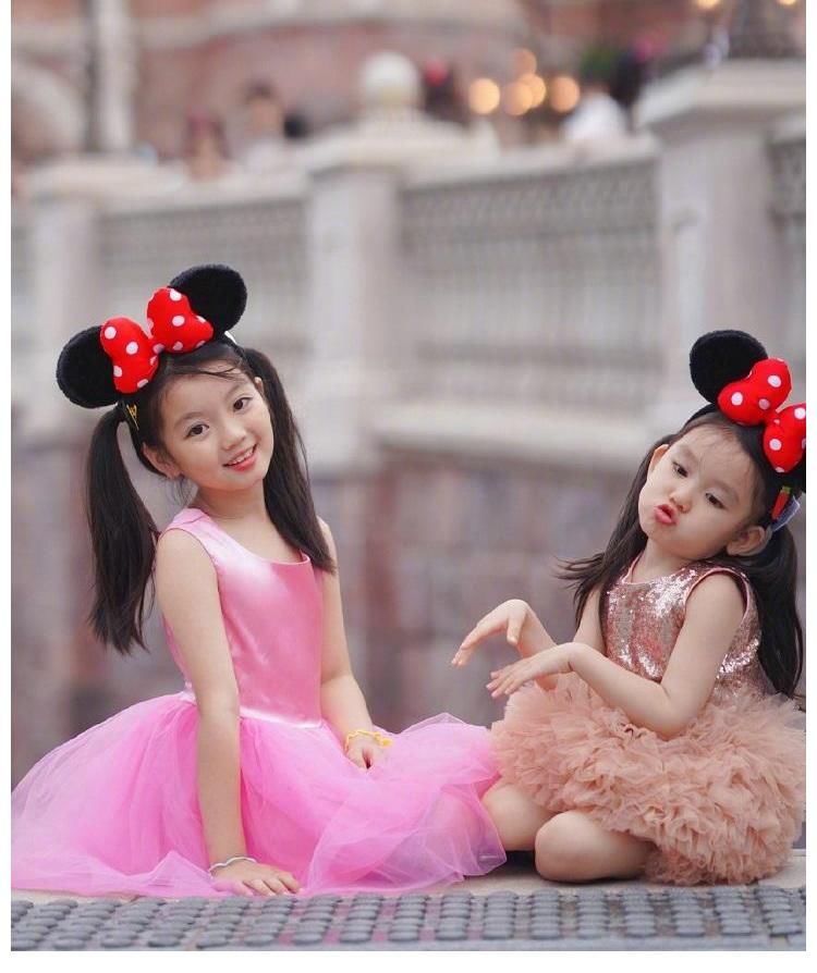 面對鏡頭|9歲的阿拉蕾曬近照，與妹妹同框合影好可愛，姐妹倆像共用一張臉