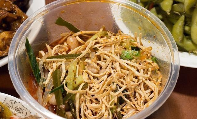 周末亲戚来家里吃饭,弟媳下厨做了11道菜,大伙吃了一锅米饭