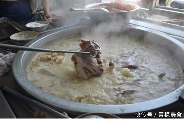 夫妻卖“良心汤”小吃，1碗15免费送饼，但这样收钱不怕刮大风吗