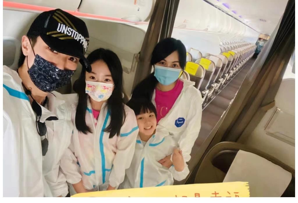 吴尊带11岁女儿neinei见8岁的小泡芙，两个小美女都长大了