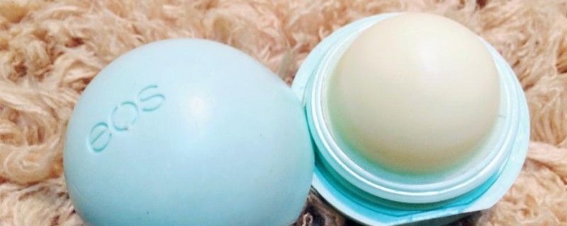 涂口红嘴唇干裂脱皮怎么办