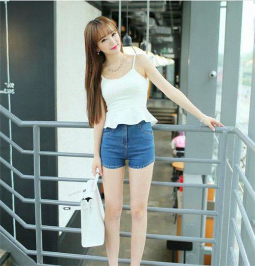 美女|街拍长发披肩的美女,身穿深色短裙,端庄秀美