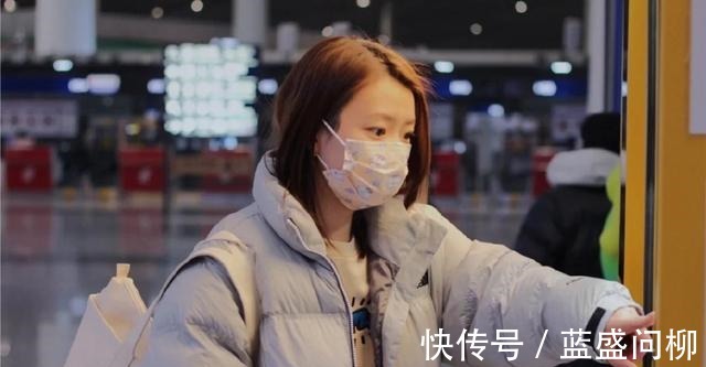 明艳动人|颜值实力并存!27岁国羽第一美女现身机场,身材气质越发明艳动人!